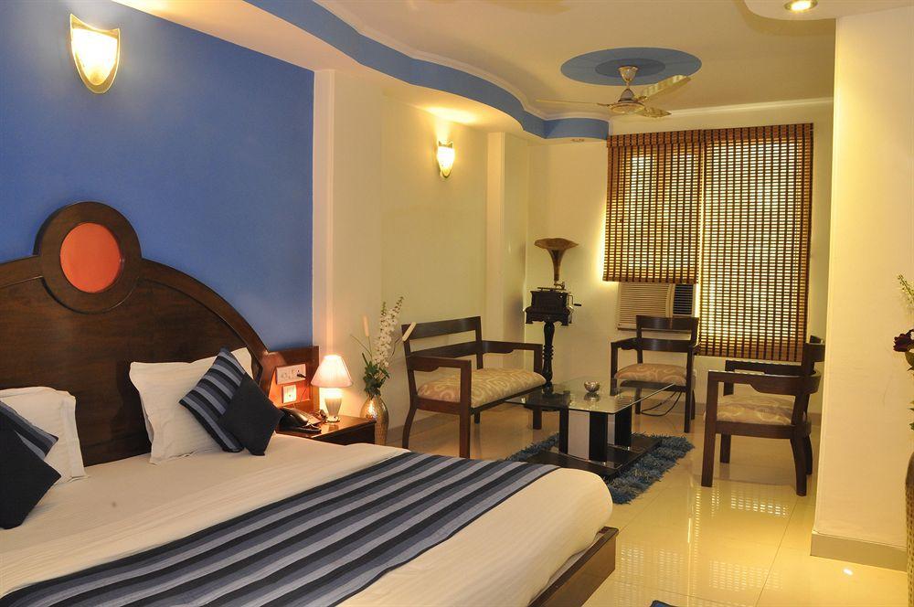 The Singh Empire, Hotel