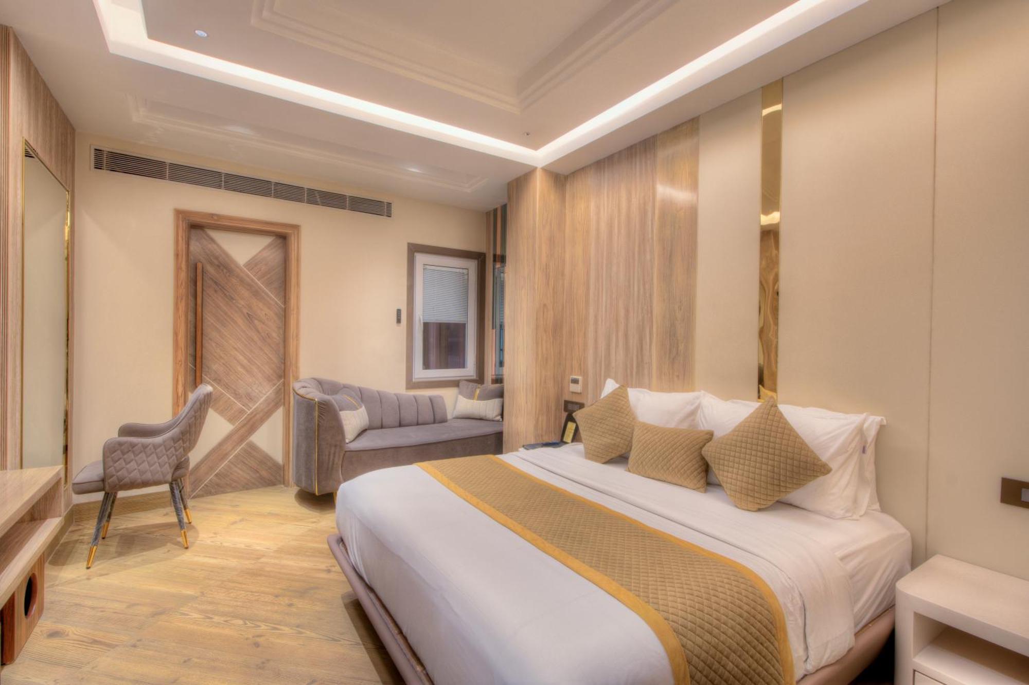 The Singh Empire, Hotel
