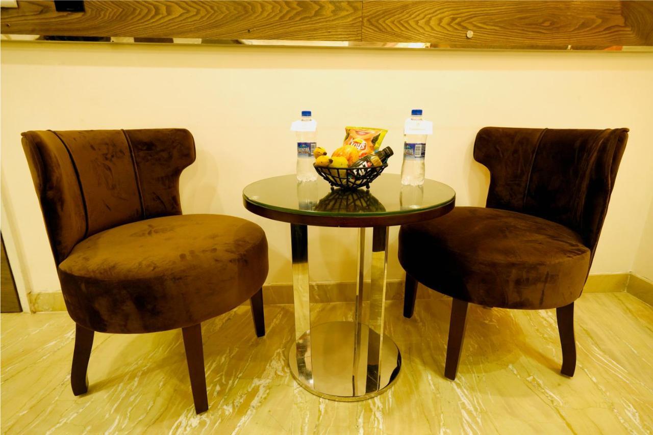 The Singh Empire, Hotel